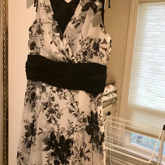 connected apparel Dresses & Skirts - Beautiful Black and White Floral Dress